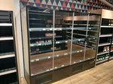 une grande vitrine au milieu d'un magasin