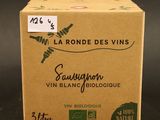 une photo d'une boîte de vin posée sur une table
