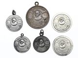 six médailles d'argent sur lesquelles figurent l'image d'une femme et d'un enfant
