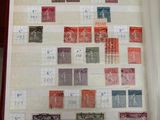 la photo d'un livre portant de nombreux timbres