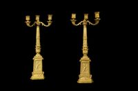 PAIRE DE CANDELABRES à trois bras de lumières, en bronze cis…