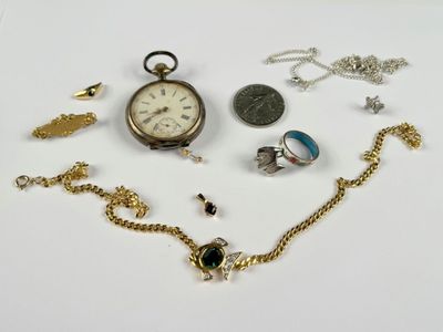 beaucoup de bijoux sur une surface blanche