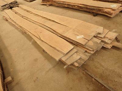 plusieurs pièces de bois sont empilées dans une pièce