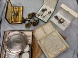 une boîte à couverts posée sur une table et contenant d'autres couverts