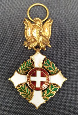 un gros plan d'une croix surmontée d'un aigle