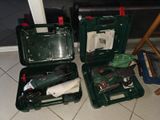 deux outils dans une mallette posée par terre à côté d'une chaise