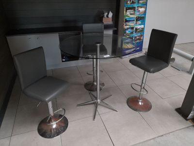 deux chaises et une table dans le coin d'une pièce