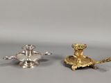 une paire de bougeoirs en argent et un bougeoir en or