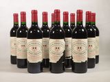 six bouteilles de vin rouge sont alignées