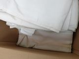 une boîte en carton contenant une pile de feuilles blanches