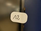 une photo d'une porte sur laquelle est accrochée une pancarte
