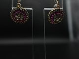 un gros plan sur une paire de boucles d'oreilles exposées dans une vitrine