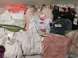 beaucoup de vêtements qui restent sur une étagère