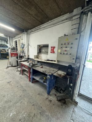 une photo d'un atelier d'usinage rempli d'outils