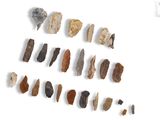 une image représentant un ensemble d'outils de différents types posés sur une surface blanche