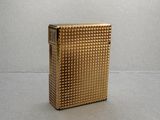 un briquet en or posé sur une table