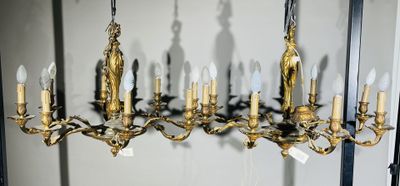 un grand lustre auquel sont suspendues de nombreuses ampoules