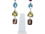 une paire de boucles d'oreilles ornées de pierres multicolores qui pendent