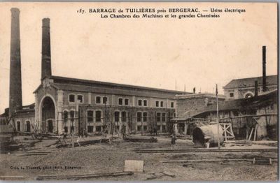 une photo en noir et blanc d'un bâtiment devant lequel se trouve un cheval