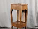 une petite table en bois surmontée d'un tiroir