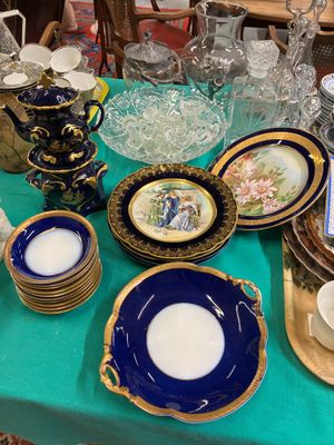 une table recouverte d'une nappe bleue, sur laquelle sont disposées des assiettes et des bols