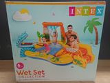 Coffret contenant des jouets gonflables pour l'eau destinés aux enfants et aux adultes, posé sur une table