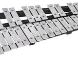 un gros plan d'un instrument de musique sur fond blanc