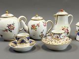 cinq types différents de théières et de tasses sur la table