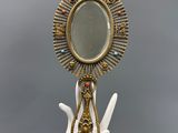 une image représentant une main tenant un miroir dans sa paume