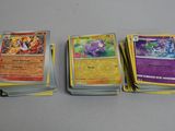 quatre types différents de cartes Pokémon empilées les unes sur les autres