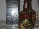 une bouteille de Chivas Regal à côté d'un coffret en argent