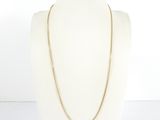 gros plan d'un torse de mannequin portant un collier