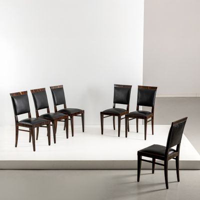 six chaises posées sur une estrade blanche