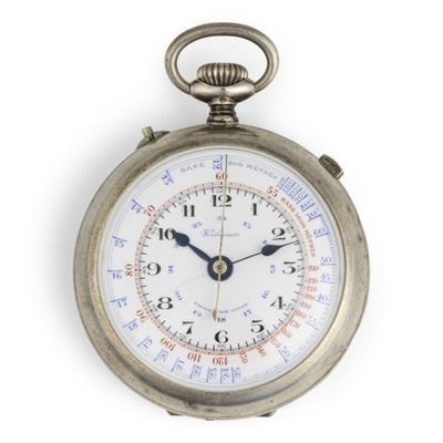 une montre de poche en argent avec un cadran blanc sur fond blanc