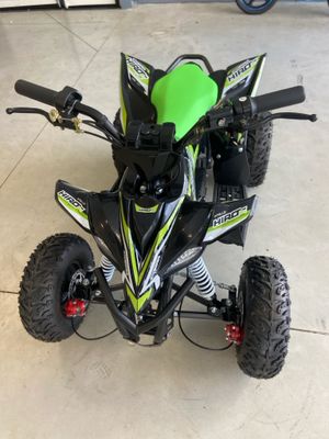 une photo d'un quad vert et noir