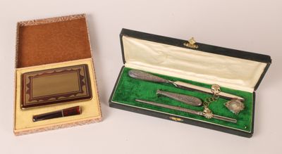 deux objets différents dans une boîte posée sur une surface blanche