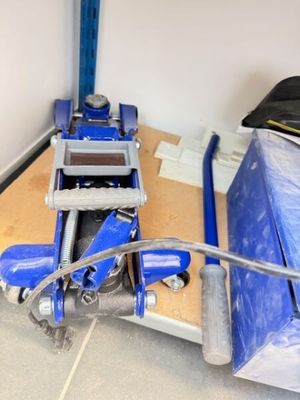 une machine bleue posée sur le sol