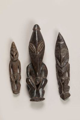 trois sculptures en bois de formes et de tailles différentes sur un fond blanc