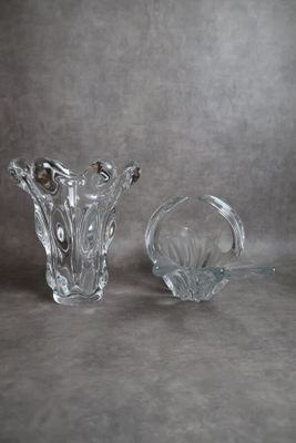deux vases en verre posés sur une table, sur fond gris
