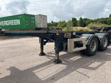 une semi-remorque avec un conteneur vert à l'arrière