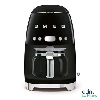 une cafetière noire posée sur un plan de travail blanc