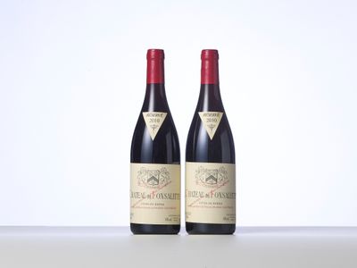 deux bouteilles de vin rouge posées sur une table