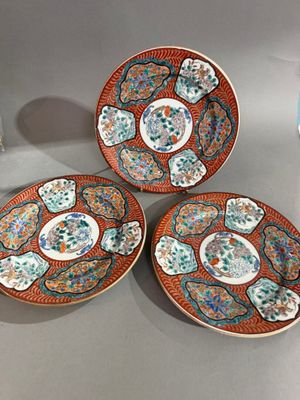 trois assiettes à motifs différents posées sur une table