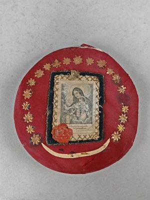 une petite boîte rouge sur laquelle figure l'image d'une femme