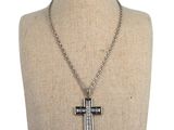 gros plan d'un collier avec une croix sur un mannequin