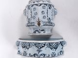 une boîte bleue et blanche sur laquelle figure une horloge