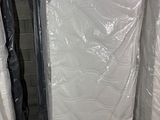 de nombreux matelas emballés dans du plastique