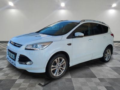La Ford Kuga blanche est garée dans une pièce dont le sol est en damier.