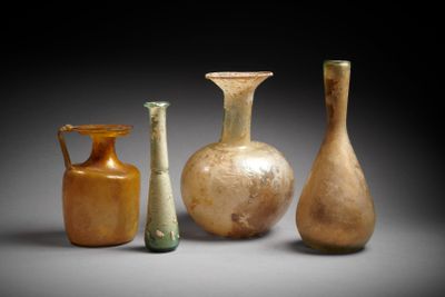 trois vases sont posés les uns à côté des autres sur une surface grise