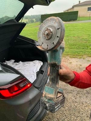 un homme qui range quelque chose dans le coffre d'une voiture